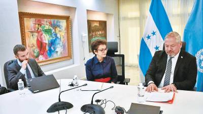 <b><span class=mln_uppercase_mln>visita.</span></b> Irene Khan (centro) concluyó ayer su visita al país.