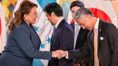 La presidenta de Honduras, Xiomara Castro, saluda al viceministro parlamentario de Asuntos Exteriores de Japón, Yasushi Hosaka.