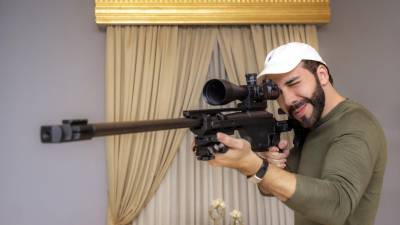 Bukele exhibió en redes sociales la llegada de nuevas y sofisticadas armas para las fuerzas de seguridad de El Salvador.