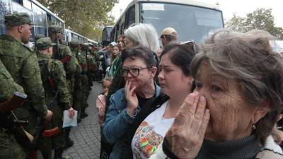 Los reservistas reclutados durante la movilización parcial asisten a una ceremonia de salida en Sebastopol. Putin anunció la movilización de miles de ellos a Ucrania.