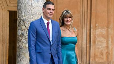El presidente del Gobierno de España, Pedro Sánchez junto a su esposa, Begoña Gómez.