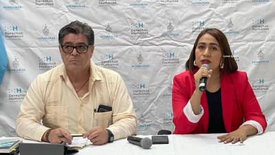 Angelica Álvarez estuvo acompañada por Rodolfo Zamora en una conferencia de prensa.