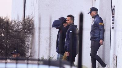 El jugador francés de Rugby, Oscar Jegou, es escoltado por la policía argentina.