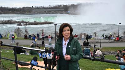 La gobernadora de Nueva York, Kathy Hochul, en el sitio de observación para el eclipse en las cataratas del Niágara.