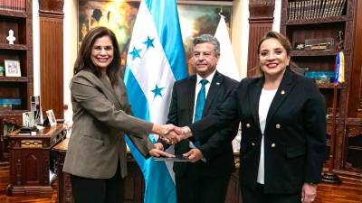 Rixi Moncada durante su juramentación como ministra en la secretaría de Defensa por la presidenta Xiomara Castro.