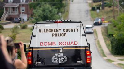 El Buró Federal de Investigaciones (FBI, en inglés) y otras agencias de investigación y seguridad de Estados Unidos mantienen un cerco policial en el perímetro donde está ubicada la casa del joven que atacó a disparos al expresidente Donald Trump la tarde del sábado en Bethel, Pensilvania.