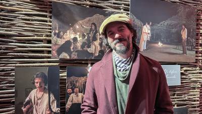 Fotografía del pasado 4 de diciembre del director de la adaptación de la obra ‘Cien años de soledad’ para Netflix, Álex García, mientras posa junto a las fotografías de la exposición del proceso de construcción de la producción, durante una presentación especial celebrada en Bruselas.