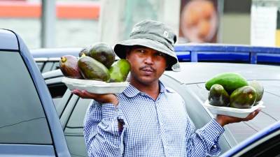 La falta de oportunidades laborales aumenta la migración regular e irregular.