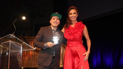 John Leguizamo posa junto a Claudia Romo Edelman.
