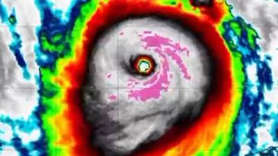 El ojo del huracán Milton junto a las bandas que lo rodean formar una figura de calavera.