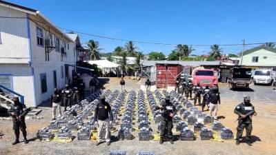Cuatro personas fueron capturadas este martes con 3,7 toneladas de cocaína en un operativo en el Caribe hondureño, que dejó a dos heridos y un muerto tras el enfrentamiento del grupo criminal con las autoridades, informó una fuente oficial.