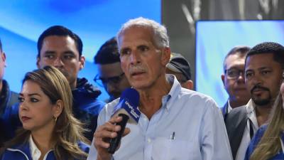 El candidato a la Presidencia de Honduras por el Partido Nacional, Nasry Asfura, habla en una rueda de prensa el domingo, en Tegucigalpa.