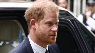 El príncipe Harry asistió a un tribunal en Londres para declarar en su demanda contra un grupo de medios británicos.