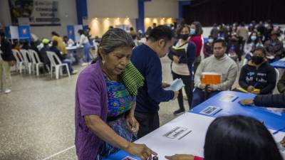 Ciudadanos votan hoy en las elecciones generales tras la apertura de los colegios electorales, en San Juan Sacatepéquez a 45 kilómetros de la Ciudad de Guatemala (Guatemala).