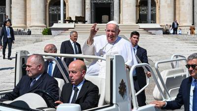 El Papa Francisco saludó a los fieles en la plaza de San Pedro antes de ser hospitalizado el miércoles para una cirugía urgente.