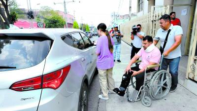 <b>Rubén Matamoros salió de los juzgados en el barrio La Granja en una silla de ruedas.</b>
