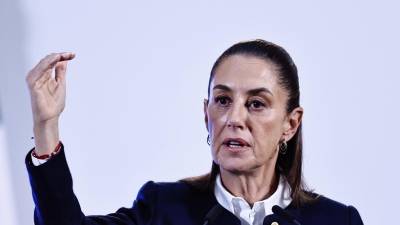 La presidenta de México Claudia Sheinbaum, habla este viernes durante una rueda de prensa.