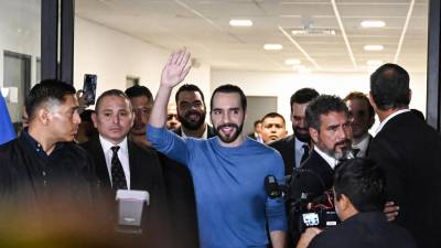 El presidente Nayib Bukele a su salida del Tribunal Supremo Electoral.