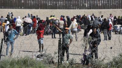 Decenas de migrantes permanecen cerca a la frontera en Ciudad Juárez, Chihuahua (México) que intentan cruzar hacia Estados Unidos.