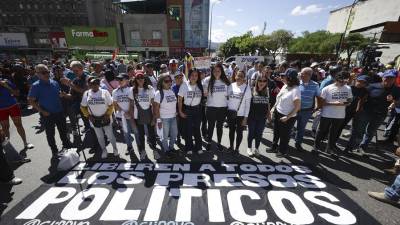 Opositores venezolanos salen a las calles de Caracas para protestar contra la investidura de Maduro.