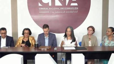 Gabriela Castellanos fue acompañada por Alice Shackelford en una conferencia.