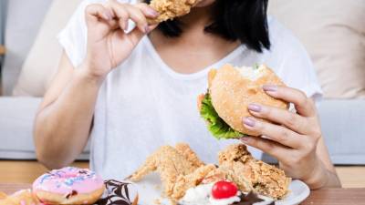 La ingesta contínua de comida chatarra propicia el desarrollo de la diabetes.