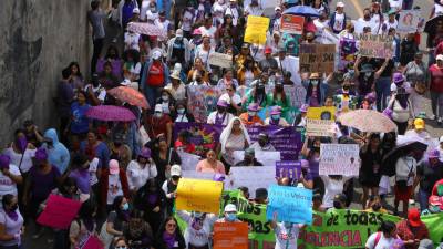 Decenas de mujeres marchan durante la conmemoración del Día Internacional de la Mujer, hoy, en Tegucigalpa (Honduras).