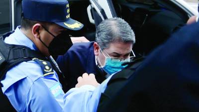 El expresidente Hernández cuando era llevado a la Corte para su primera presentación. AFP