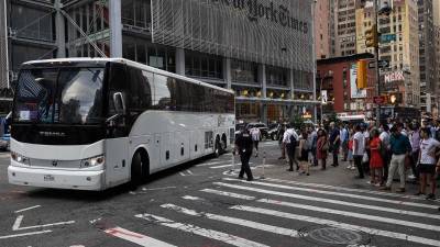 Nueva York busca poner límites a la llegada de autobuses con migrantes desde Texas.