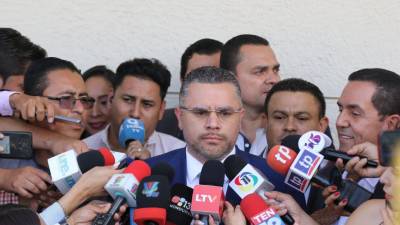 El presidente del Partido Nacional, David Chávez, da declaraciones a medios de comunicación este miércoles 16 de agosto en Tegucigalpa (Honduras), luego de una reunión sostenida con Salvador Nasralla.