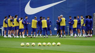 Jugadores del FC Barcelona en el último entrenamiento de cara al clásico español.