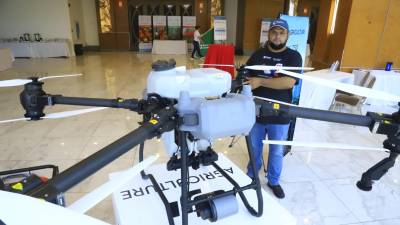 Carlos Herrera, ingeniero agrónomo y especialista en agricultura de precisión de Camosa, muestra el drone DJI Agras T50 durante el Encuentro Entre Alianzas, realizado en San Pedro Sula por la Agencia de los Estados Unidos para el Desarrollo Internacional (USAID), Feed Future y Agronegocios Sostenibles.