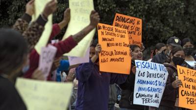 Migrantes protestan frente a la Fiscalía de Tijuana luego de que EEUU reanudará un polémico programa que devuelve los solicitantes de asilo a México.