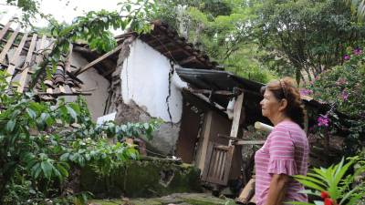 Varias casas se derrumbaron y otras están agrietadas.