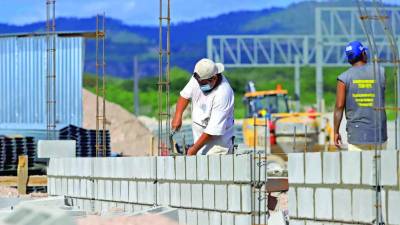 Albañiles construyendo casas en Honduras | Fotografía de archivo