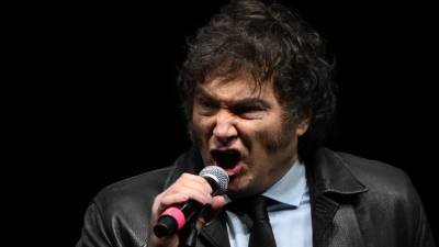 Milei se vistió de rockstar interpretando su versión de “Panic show” del trío de rock argentino La Renga.