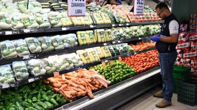 Varias cadenas de supermercados en El Salvador son investigadas por alzas de precios.