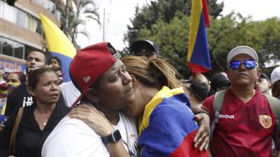 Ciudadanos venezolanos se reúnen cerca al consulado de Venezuela en Medellín durante la jornada de elecciones presidenciales de Venezuela este domingo, en Medellín (Colombia). EFE
