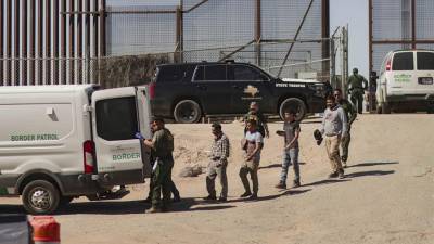 Un grupo de migrantes detenidos por la Patrulla Fronteriza de EEUU.
