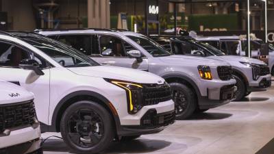 Imagen de archivo de vehículos exhibidos en una sala estadpunidense.