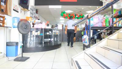 <b><span class=mln_uppercase_mln>Comercio.</span></b> En San Pedro Sula la tienda Avon funciona entre la 1 y y 2 calle, tercera avenida de Guamilito.<span class=mln_uppercase_mln> foto: Melvin Cubas </span>