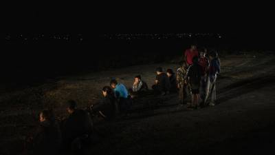 Niños esperan al proceso de tramitación de la<b> Patrulla Fronteriza</b> en Roma, Texas, el 5 de mayo de 2022.