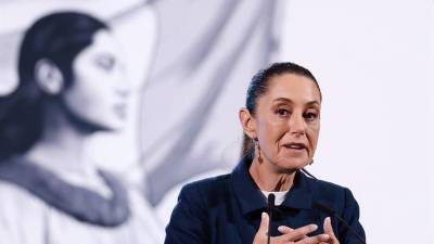 La presidenta de México, Claudia Sheinbaum, habla durante su conferencia matutina este lunes, en el Palacio Nacional en la Ciudad de México (México).