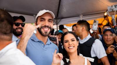 Presidente Nayib Bukele tras ejercer el sufragio en El Salvador.