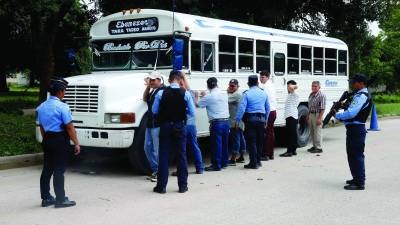 <b>Los agentes policiales mantienen operativos permanentes en diferentes sectores de Chamelecón, lo que ha devuelto la confianza en la población.</b>