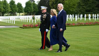 Biden, su esposa Jill y el general estadounidense Robert B. Sofge, visitaron el cementerio de Aisne-Marne.