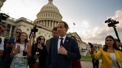 El legislador demócrata Jamie Raskin a su llegada al Capitolio para asistir a la reunión sobre el futuro de la candidatura de Biden.