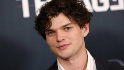 Homer Gere ha dado mucho de qué hablar tras su apasionada escena de amor con Sydney Sweeney en el último episodio de “Euphoria”. El actor, que interpreta a la estrella de cine Dylan Reid en la serie de HBO Max, dejó atónitos a los espectadores con una escena íntima y apasionada con el personaje de Sweeney, Cassie Howard.