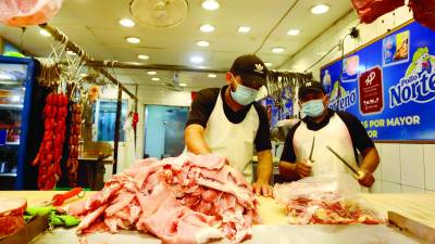 La carne de cerdo y res mantienen su costo, sin embargo, la libra de pollo subió un lempira. Foto: Moisés V.
