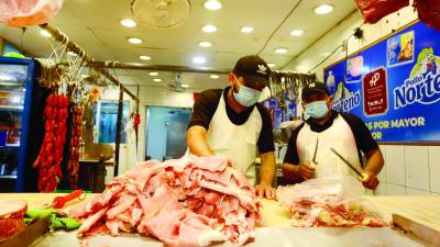 La carne de cerdo y res mantienen su costo, sin embargo, la libra de pollo subió un lempira. Foto: Moisés V.